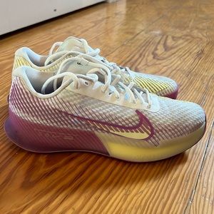Nike Zoom Vapor 11 Tennis Shoes, worn, but in good shape! Women’s 7.5
